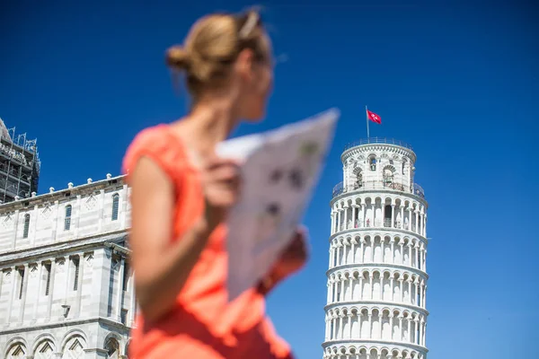 Preciosa Turista Femenina Con Mapa Admirando Torre Inclinada Pisa Toscana — Foto de Stock