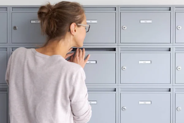 Jolie Jeune Femme Vérifiant Boîte Aux Lettres Pour Nouvelles Lettres — Photo