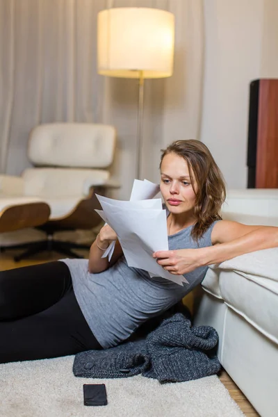 Jolie Jeune Femme Passant Par Paperasse Dans Son Beau Salon — Photo