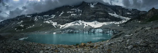 瑞士阿尔卑斯山的高山冰川湖 在冰冷的蓝色色调中使用水和冰 全景拍摄 — 图库照片