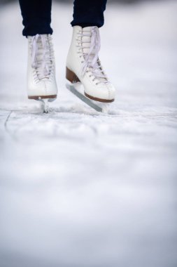 açık havada bir gölet üzerinde soğuk bir kış gününde genç kadın buz