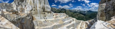 Yüksek taş dağ ve Apennines Toskana, Carrara İtalya içinde mermer ocakları. Açık Mermer Madencilik.