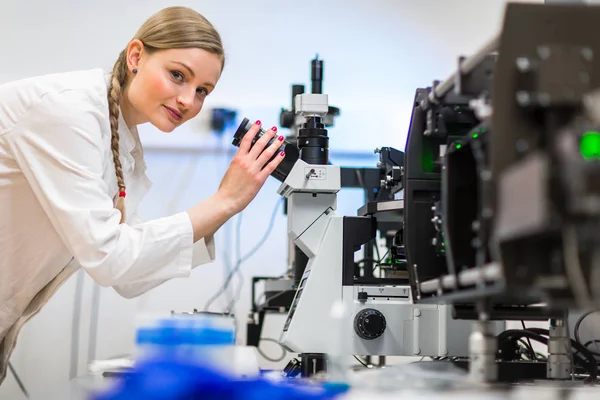 Vrouwelijke Onderzoeker Onderzoek Een Chemie Lab Kleur Toned Afbeelding Met — Stockfoto