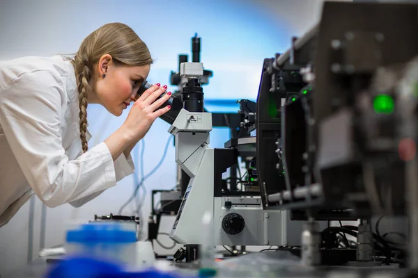 Kobieta Naukowiec Prowadzenia Badań Laboratorium Chemiczne Stonowanych Kolorów Obrazu Płytkich — Zdjęcie stockowe