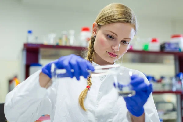 Vrouwelijke Onderzoeker Onderzoek Een Chemie Lab Kleur Toned Afbeelding Met — Stockfoto