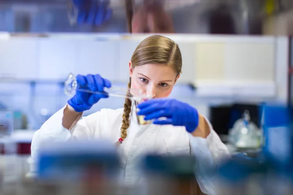 Portret Van Een Vrouwelijke Onderzoeker Uitvoeren Van Onderzoek Een Chemie — Stockfoto