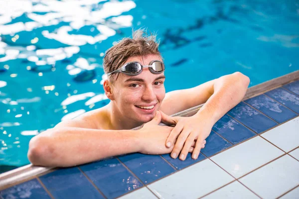 Nuotatore Maschio Una Piscina Coperta — Foto Stock