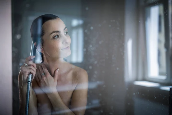 Mujer Tomando Una Larga Ducha Caliente Lavándose Cabello Baño Diseño — Foto de Stock