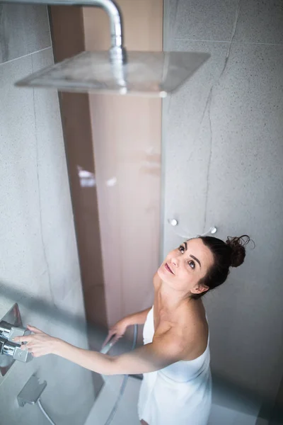 長いです熱いですシャワーを取ります彼女の髪を洗う現代的なデザインのバスルーム — ストック写真