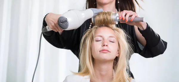 Ładna Młoda Kobieta Jej Włosy Zrobione Przez Profesjonalnym Fryzjerem — Zdjęcie stockowe