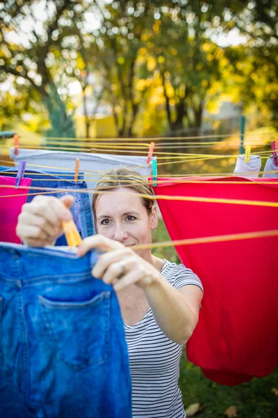 Junge Frau Die Ihrem Garten Wäsche Einem Seil Hängt Und — Stockfoto