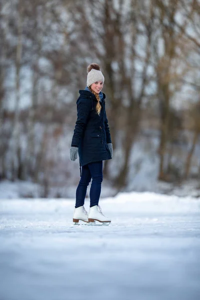 Ung Kvinna Skridskoåkning Utomhus Damm Frysning Vinterdag — Stockfoto