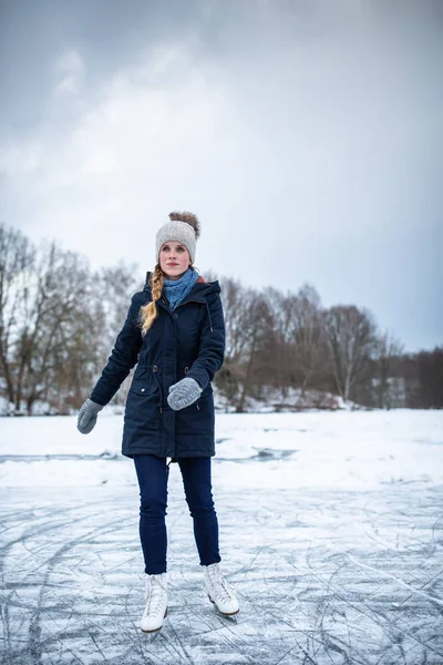 Ung Kvinna Skridskoåkning Utomhus Damm Frysning Vinterdag — Stockfoto