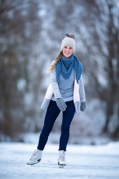 Ung Kvinna Skridskoåkning Utomhus Damm Frysning Vinterdag — Stockfoto