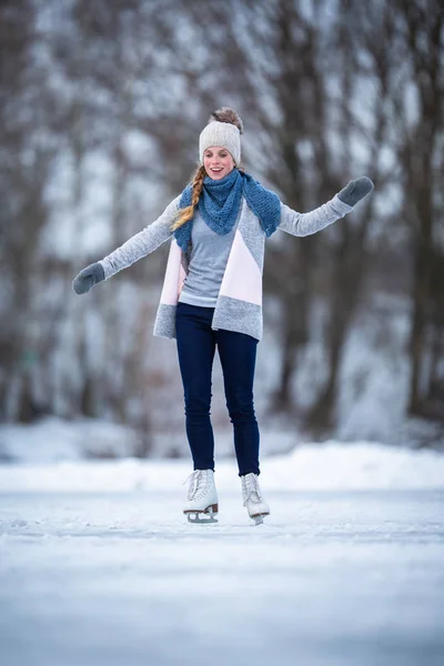 Ung Kvinna Skridskoåkning Utomhus Damm Frysning Vinterdag — Stockfoto