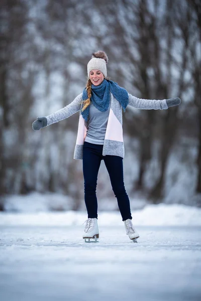 Junge Frau Eisläuft Einem Eiskalten Wintertag Freien Auf Einem Teich — Stockfoto