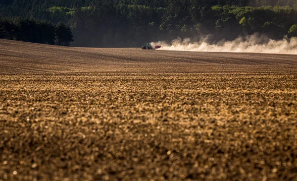 Traktor Szántás Egy Száraz Mezőgazdasági Terület — Stock Fotó