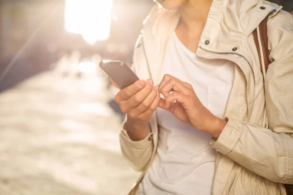 Młoda Kobieta Wiadomości Używając Aplikacji Jej Smart Telefonu Kontekście Ulicy — Zdjęcie stockowe