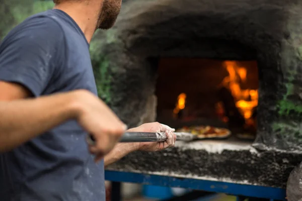 Cook Baking Pizza Traditional Stone Wood Fired Oven — Stock Photo, Image