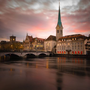 Zürih, İsviçre - Limmat nehri manzaralı eski kasaba