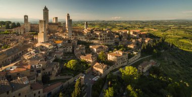 Kalbinde Tuscany - Montepulciano, İtalya'nın Ortaçağ şehrin havadan görünümü