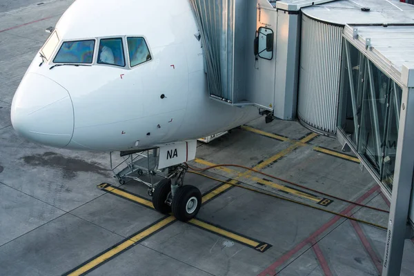 Aeromobili Con Corridoio Passaggio Tunnel Preparazione Partenza Aeroporto Internazionale Passeggeri — Foto Stock