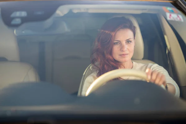 Pretty Young Woman Driving Car Invitation Travel Car Rental Vacation — Stock Photo, Image