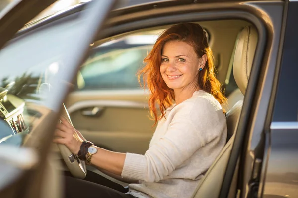 Bonita Joven Mujer Conduciendo Coche Invitación Viajar Alquiler Coches Vacaciones —  Fotos de Stock