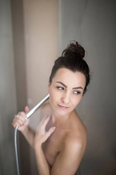 Femme Prenant Une Longue Douche Chaude Lavant Les Cheveux Dans — Photo