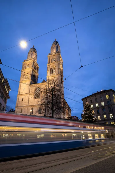 Zürich Schweiz Blick Auf Die Großmünsterkirche Mit Bewegungsunscharfer Straßenbahn Während — Stockfoto