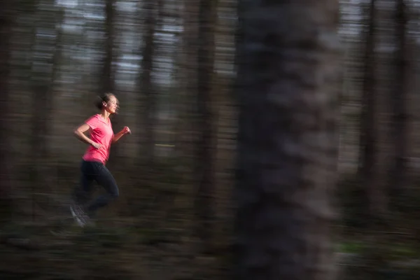 Ung Kvinna Kör Utomhus Skog Att Fort Rörelse Suddig Bild — Stockfoto