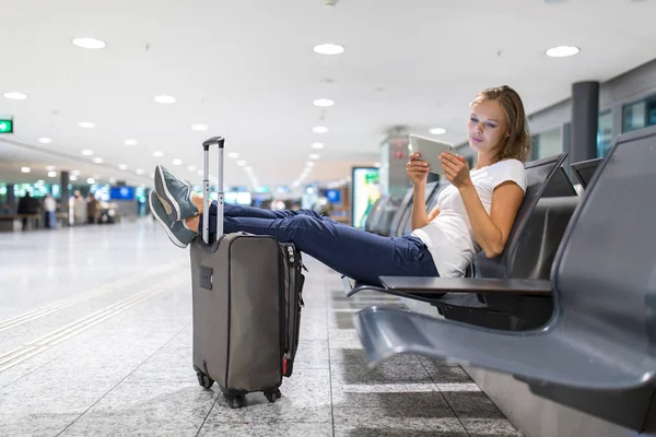 空港の若い女性の乗客 彼女の飛行を待っている間 彼女のタブレットコンピュータを使用して カラートーン画像 — ストック写真
