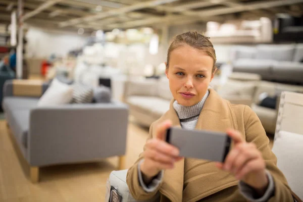 Mujer Bonita Joven Que Elige Los Muebles Adecuados Para Apartamento — Foto de Stock