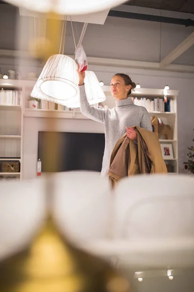 Jolie Jeune Femme Choisissant Bonne Lampe Pour Son Appartement Dans — Photo