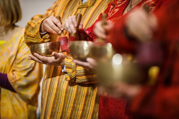Человек Играет Тибетской Поющей Чаше Мелкий Dof Цветное Тонированное Изображение — стоковое фото