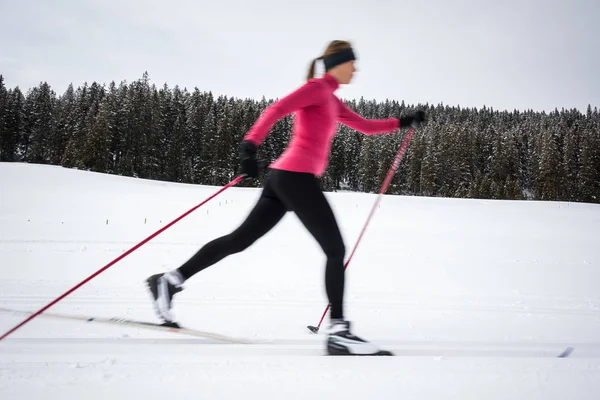 Langlaufen Jonge Vrouw Langlaufen Een Winterdag Beweging Wazig Beeld — Stockfoto