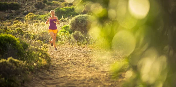 Giovane Donna Che Corre All Aperto Una Bella Giornata Sole — Foto Stock