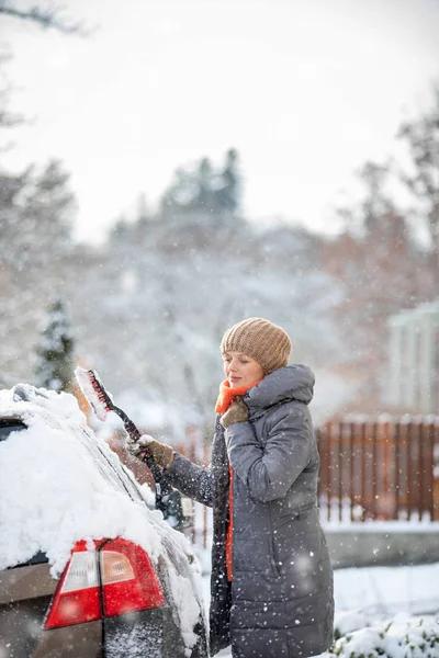 Mujer Bonita Joven Limpiando Coche Nieve Después Una Fuerte Tormenta —  Fotos de Stock