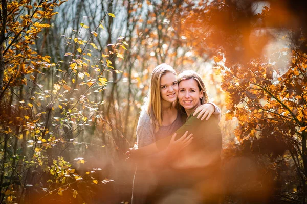 Mãe Filha Floresta Outono Beautifiul — Fotografia de Stock