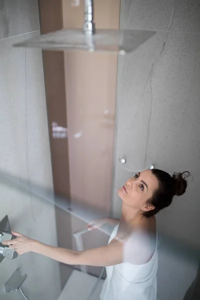 Жінка Приймає Довгий Гарячий Душ Миючи Волосся Сучасному Дизайні Ванної — стокове фото
