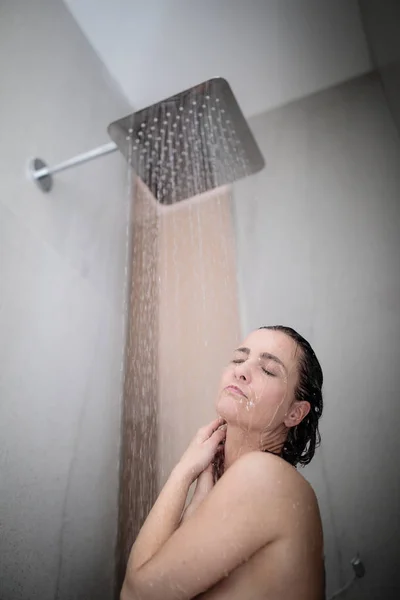 Mujer Tomando Una Larga Ducha Caliente Lavándose Cabello Baño Diseño — Foto de Stock