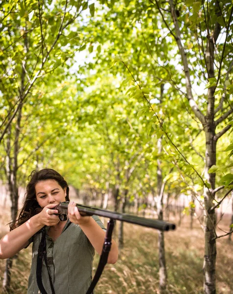 秋の狩猟シーズン 狩りだ アウトドアスポーツ 森の中の女ハンター — ストック写真