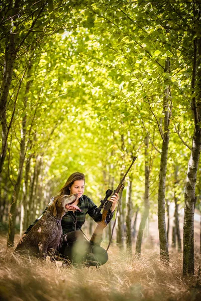 Φθινοπωρινή Περίοδος Κυνήγι Υπαίθρια Αθλήματα Κυνηγός Γυναικών Στο Δάσος — Φωτογραφία Αρχείου