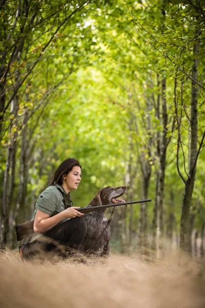 Höstjaktsäsong Jakt Utomhussporter Kvinnlig Jägare Skogen — Stockfoto