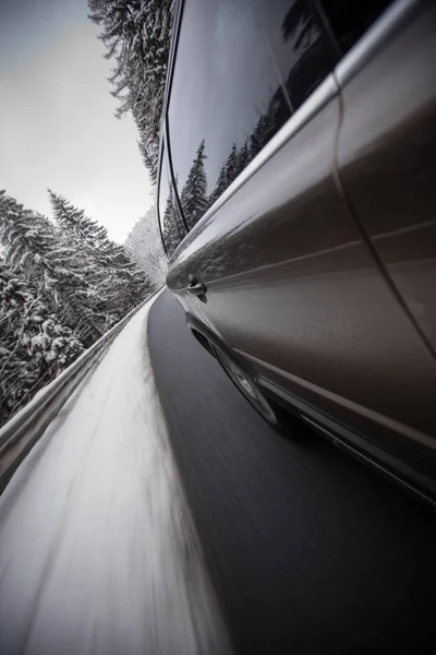 Snelle Rijdende Auto Een Winter Alpine Besneeuwde Weg — Stockfoto