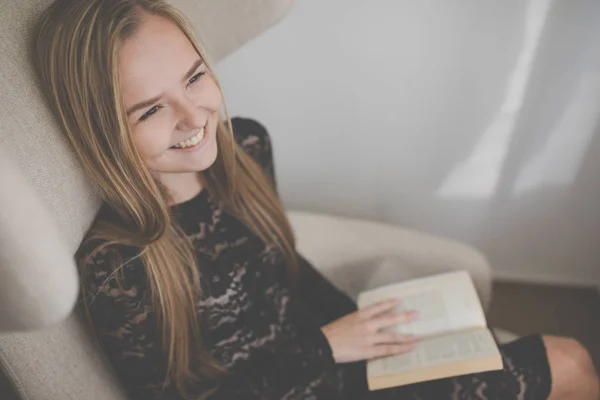 Linda Mujer Joven Leyendo Libro Una Silla Diseño Imagen Tonificada —  Fotos de Stock