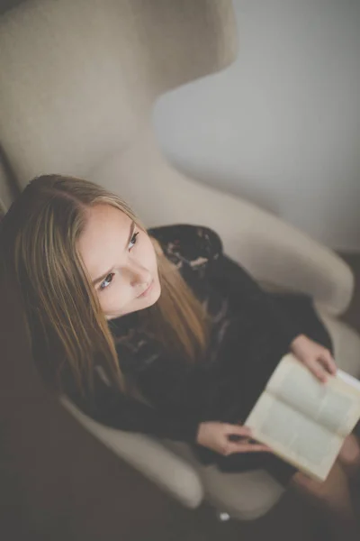 Linda Mujer Joven Leyendo Libro Una Silla Diseño Imagen Tonificada —  Fotos de Stock
