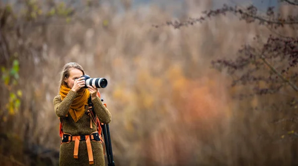 Mooi Gestemde Vrouwelijke Fotograaf Fotograferen Buiten Een Mooie Herfstdag Ondiepe — Stockfoto