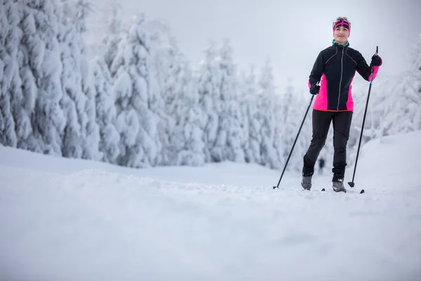 Narciarstwo Biegowe Zimowy Dzień Młoda Kobieta Jeździ Nartach Biegowych — Zdjęcie stockowe
