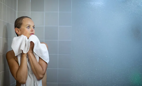 Mujer Tomando Una Larga Ducha Caliente Lavándose Cabello Baño Diseño — Foto de Stock